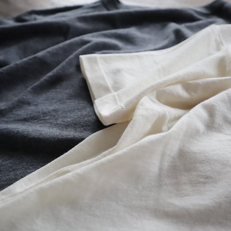 Le pivot organic cotton boatneck T (charcoal/ivory)