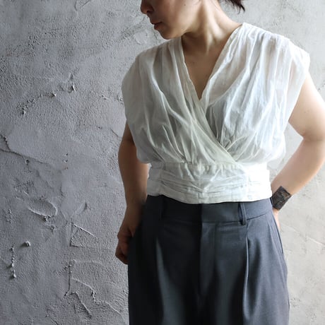R&D.M.Co- GARMENT DYE no sleeve sash blouse (white)