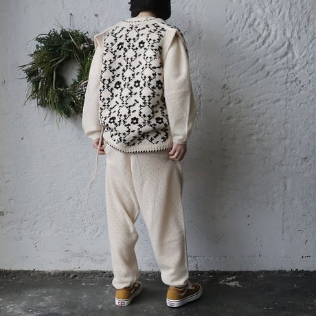 TOWAVASE Panier de fleurs nosleeve cardigan (black)