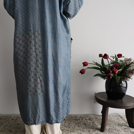 TOWAVASE sarasa silk robe (blue)