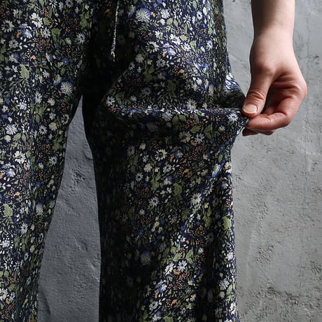 Le pivot flower print  rough pants (navy mix)