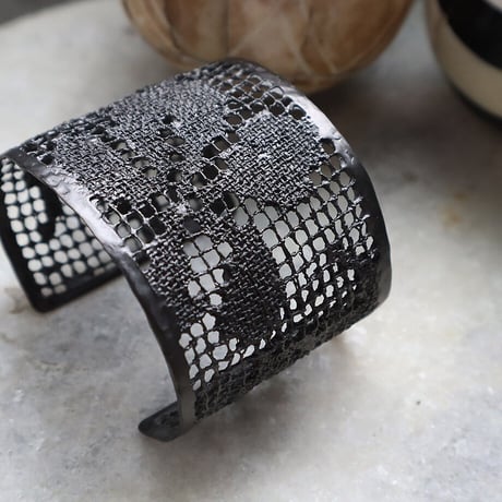 MAISON RUBUS. recollection lace bangle  (black)