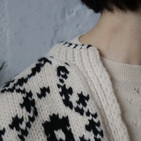 TOWAVASE Panier de fleurs nosleeve cardigan (black)