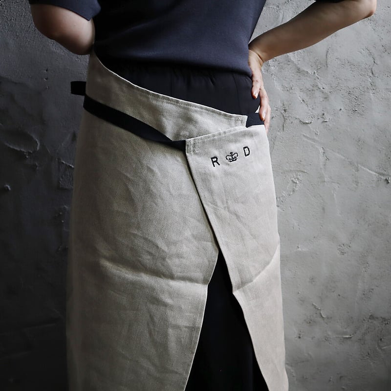 R&D.M.Co- linen denim apron (flax/black) | nii