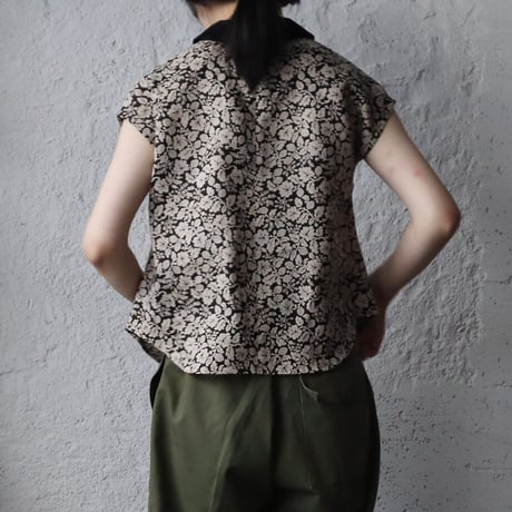 R&D.M.Co- wild berry round collar no sleeve blouse