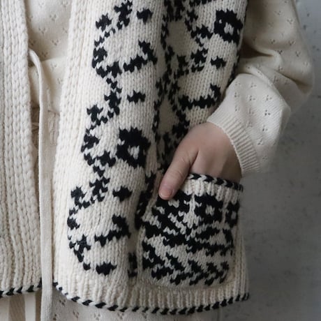 TOWAVASE Panier de fleurs nosleeve cardigan (black)