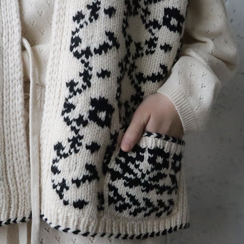 TOWAVASE Panier de fleurs nosleeve cardigan (bl