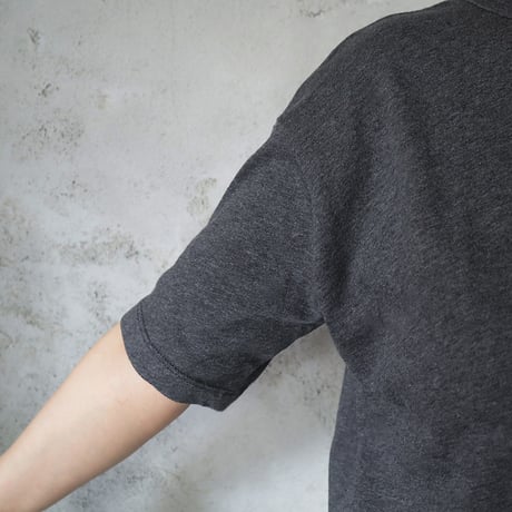 Le pivot organic cotton boatneck T (charcoal/ivory)