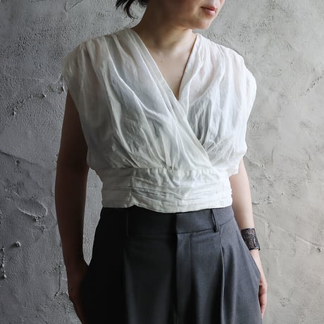 R&D.M.Co- GARMENT DYE no sleeve sash blouse (white)