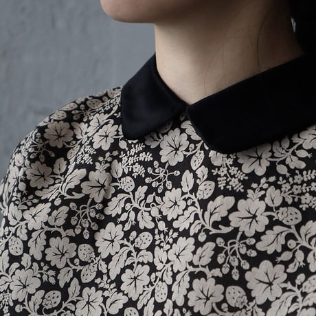 R&D.M.Co- wild berry round collar no sleeve blouse