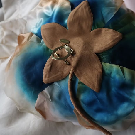 TOWAVASE Yvette brooch (blue)