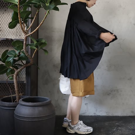 .less back gather blouse (black)