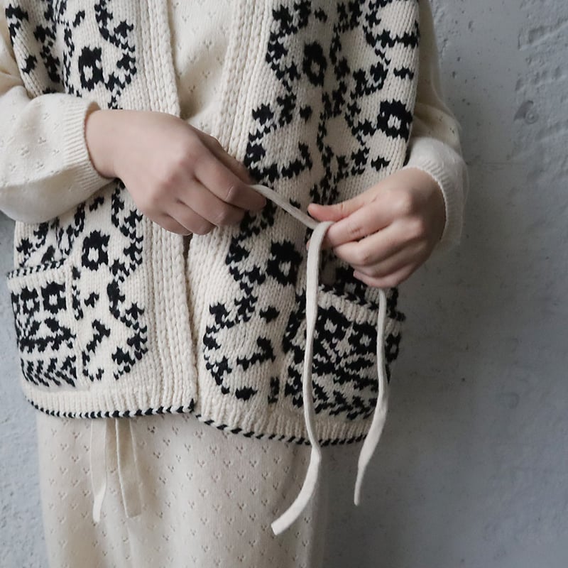 TOWAVASE Panier de fleurs nosleeve cardigan (bl