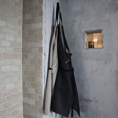 R&D.M.Co-  linen denim apron (flax/black)