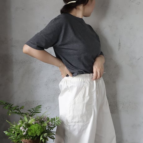 Le pivot organic cotton boatneck T (charcoal/ivory)