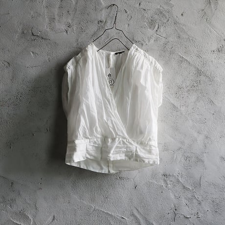 R&D.M.Co- GARMENT DYE no sleeve sash blouse (white)