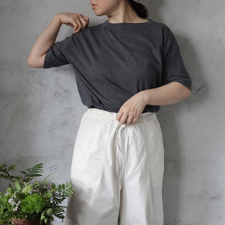 Le pivot organic cotton boatneck T (charcoal/ivory)