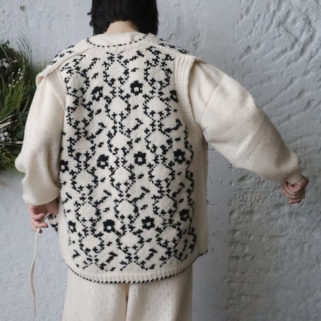 TOWAVASE Panier de fleurs nosleeve cardigan (black)