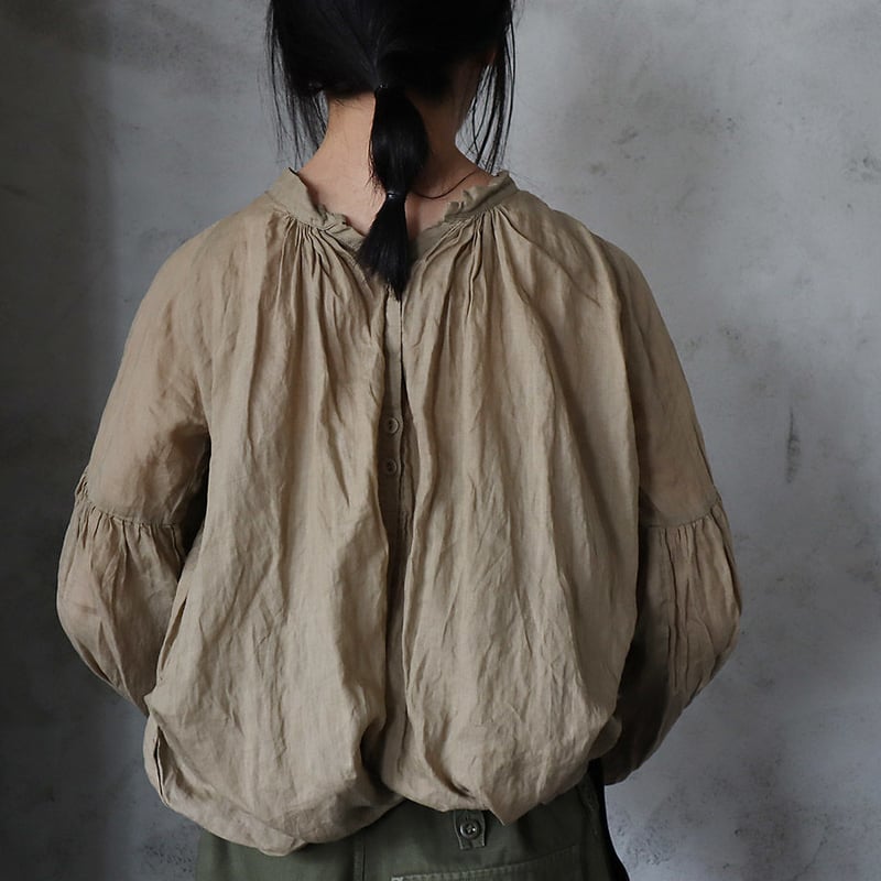 Tabrik back pleats blouse ( khaki) | nii-B | WE Tabrik back pleats blouse ( khaki) | nii-B | WE