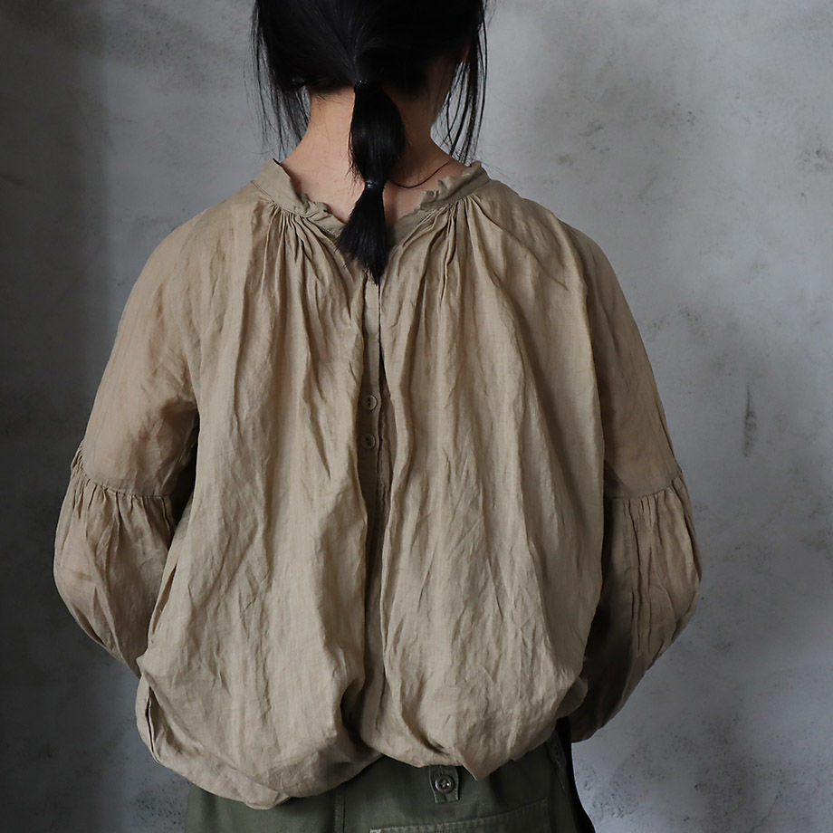 Tabrik back pleats blouse ( khaki） | nii-B | WE