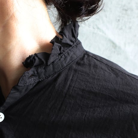 R&D.M.Co- GARMENT DYE frill collar long shirt (black)