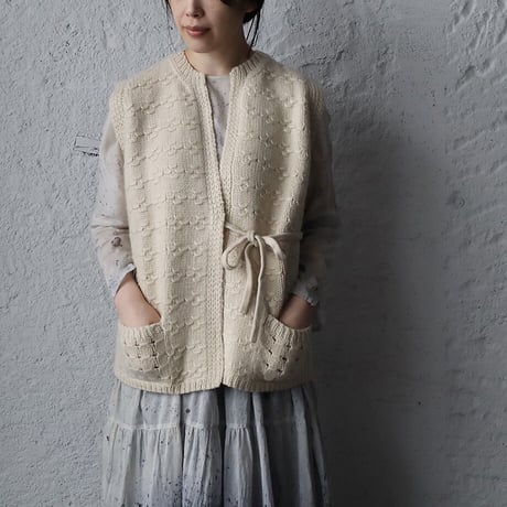 TOWAVASE Panier nosleeve cardigan (ivory)
