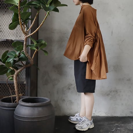 .less back gather blouse (brown)