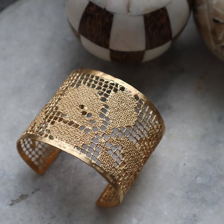 MAISON RUBUS. recollection lace bangle  (yellowgold)