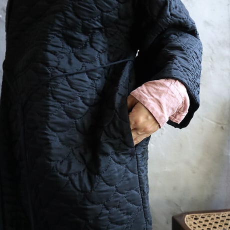 TOWAVASE silk quilt robe (black)