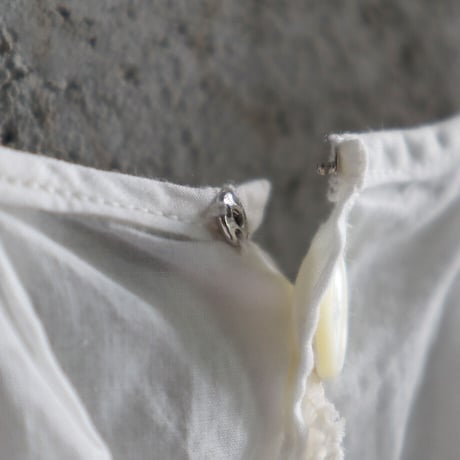 R&D.M.Co- GARMENT DYE no sleeve sash blouse (white)