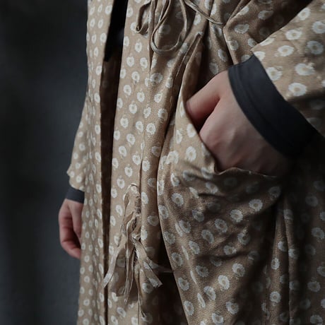 TOWAVASE sarasa silk robe Leo (beige)