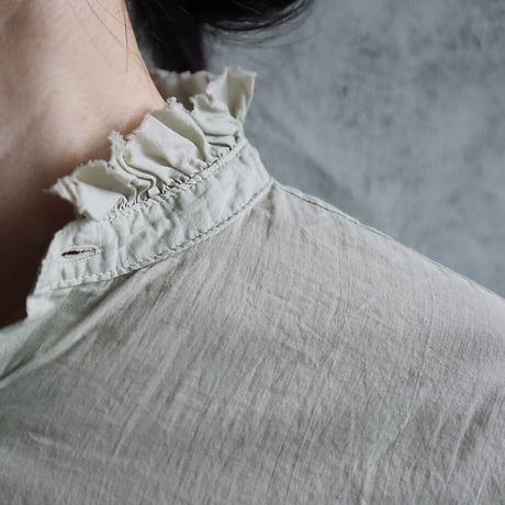 R&D.M.Co- GARMENT DYE frill collar long shirt (eucalyptus)