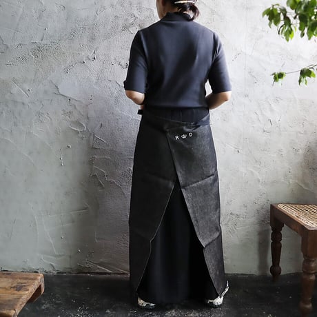 R&D.M.Co-  linen denim apron (flax/black)
