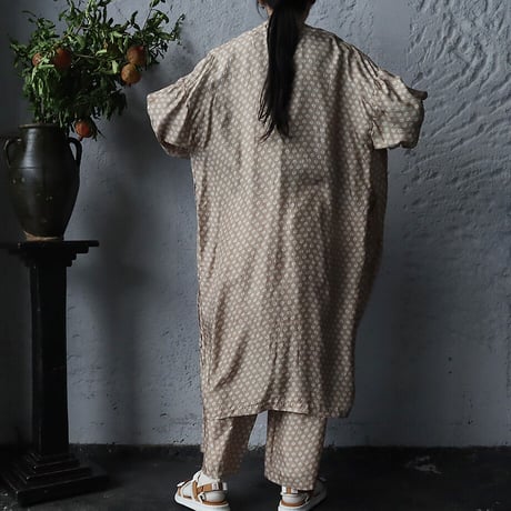 TOWAVASE sarasa silk robe Leo (beige)