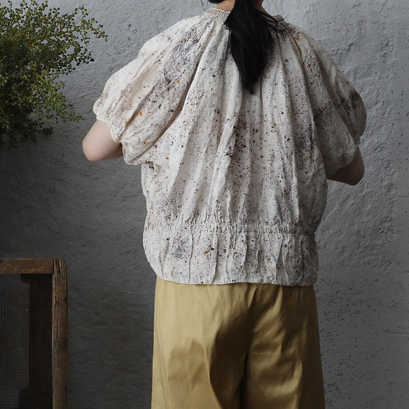 編み上げた衿も素敵ですTabrik Linen puff blouse (柘榴 logwood)