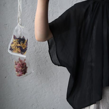 .less momonga blouse (black)