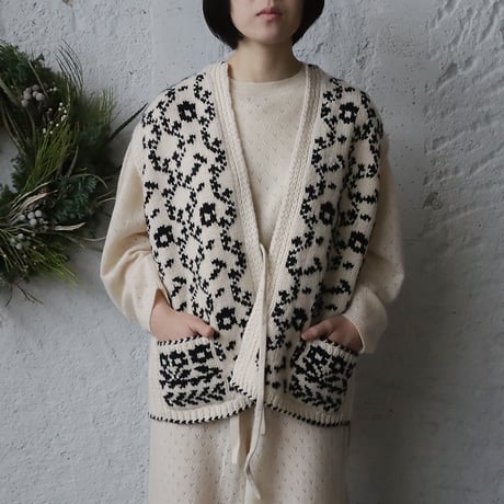 TOWAVASE Panier de fleurs nosleeve cardigan (black)