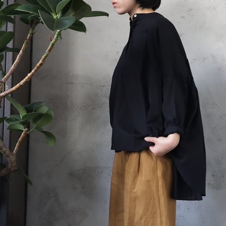 .less back gather blouse (black)