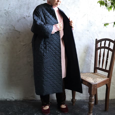 TOWAVASE silk quilt robe (black)