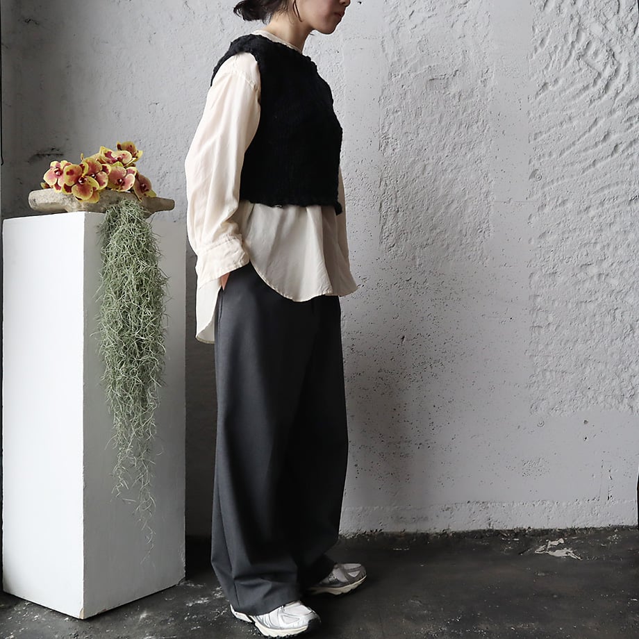 美品★MAYDI /マイディ CROP VEST ハンドニットベスト ブラック 美品☆MAYDI /マイディ CROP VEST ハンドニットベスト ブラック 【公式