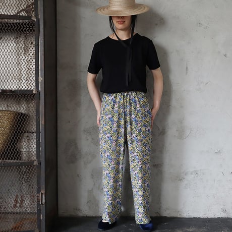 Le pivot flower print  rough pants (blue mix)