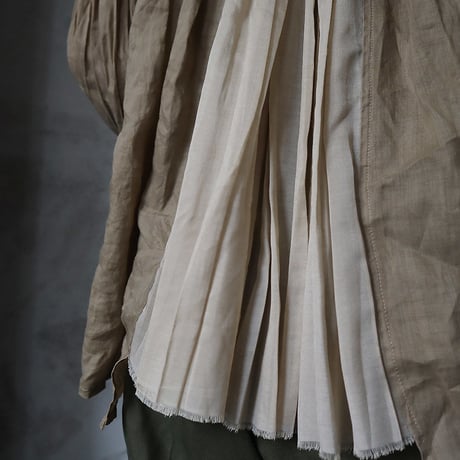 Tabrik back pleats blouse ( khaki）