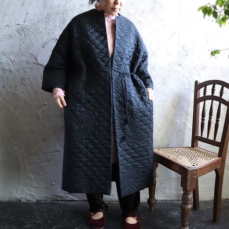 TOWAVASE silk quilt robe (black)