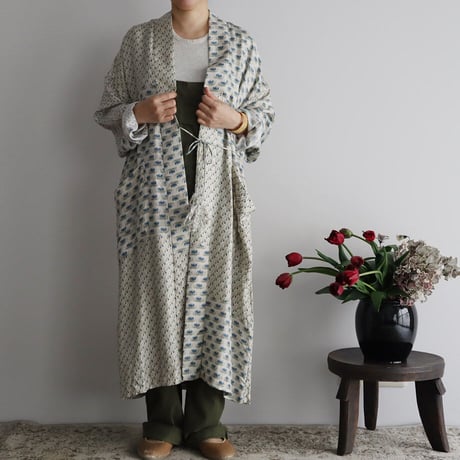 TOWAVASE sarasa silk robe (ivory)