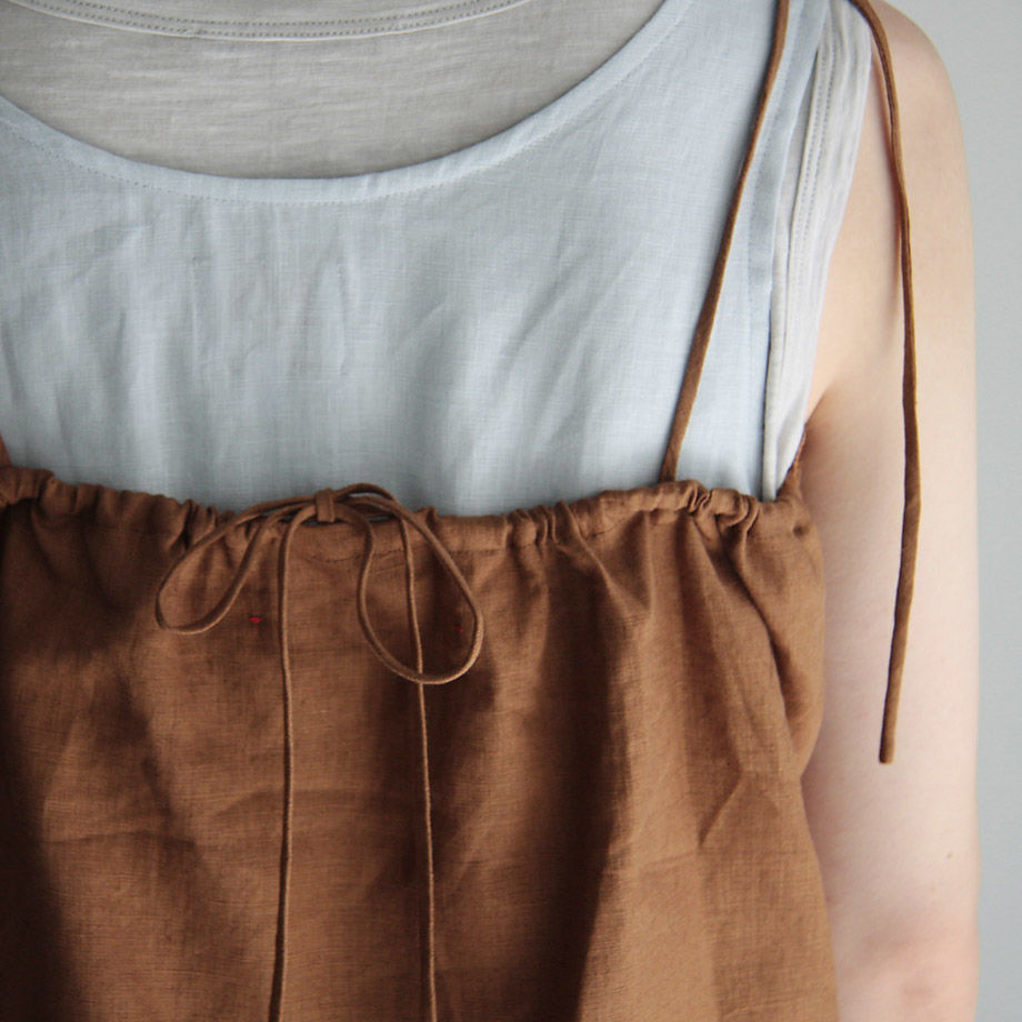 TOWAVASE Bon Voyage camisole (camel) | nii-B |