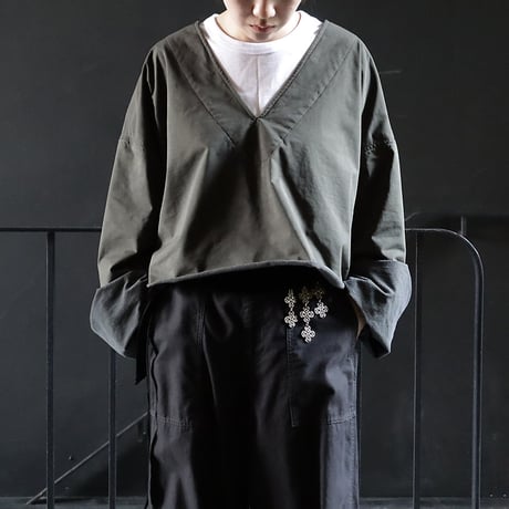 .less bell sleeve pullover (khaki)
