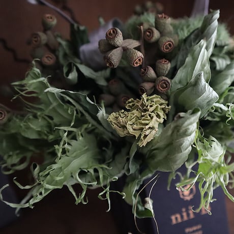 dry flower arrangement (green)