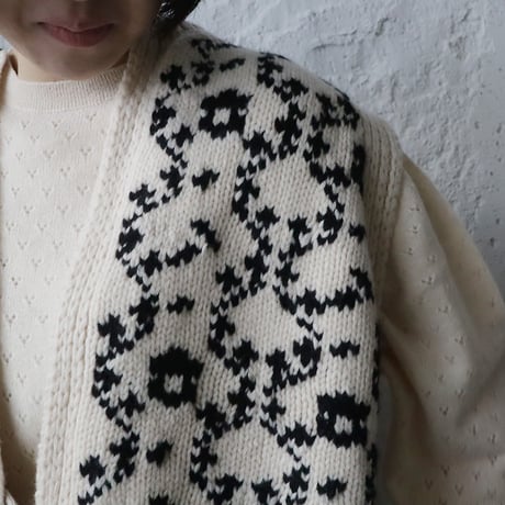 TOWAVASE Panier de fleurs nosleeve cardigan (black)