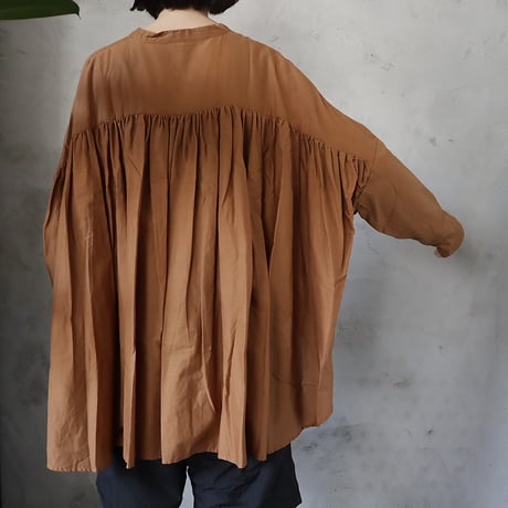 .less back gather blouse (brown)