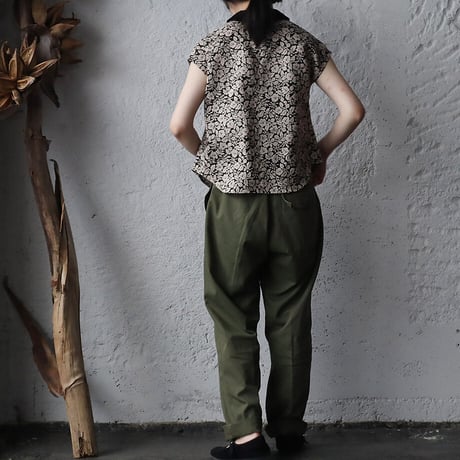 R&D.M.Co- wild berry round collar no sleeve blouse